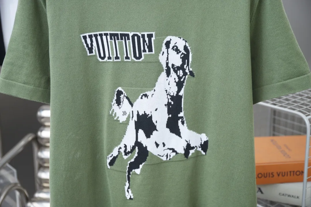 🅿️200 LV Louis 25ss new short-sleeved crew neck shirt is made of high-quality cotton, with contrasting intarsia depicting a smart hound pattern. The brand logo is decorated on the front and back, injecting new ideas into daily wear for dog lovers! Same style for men and women Size: S.M.L.XL
